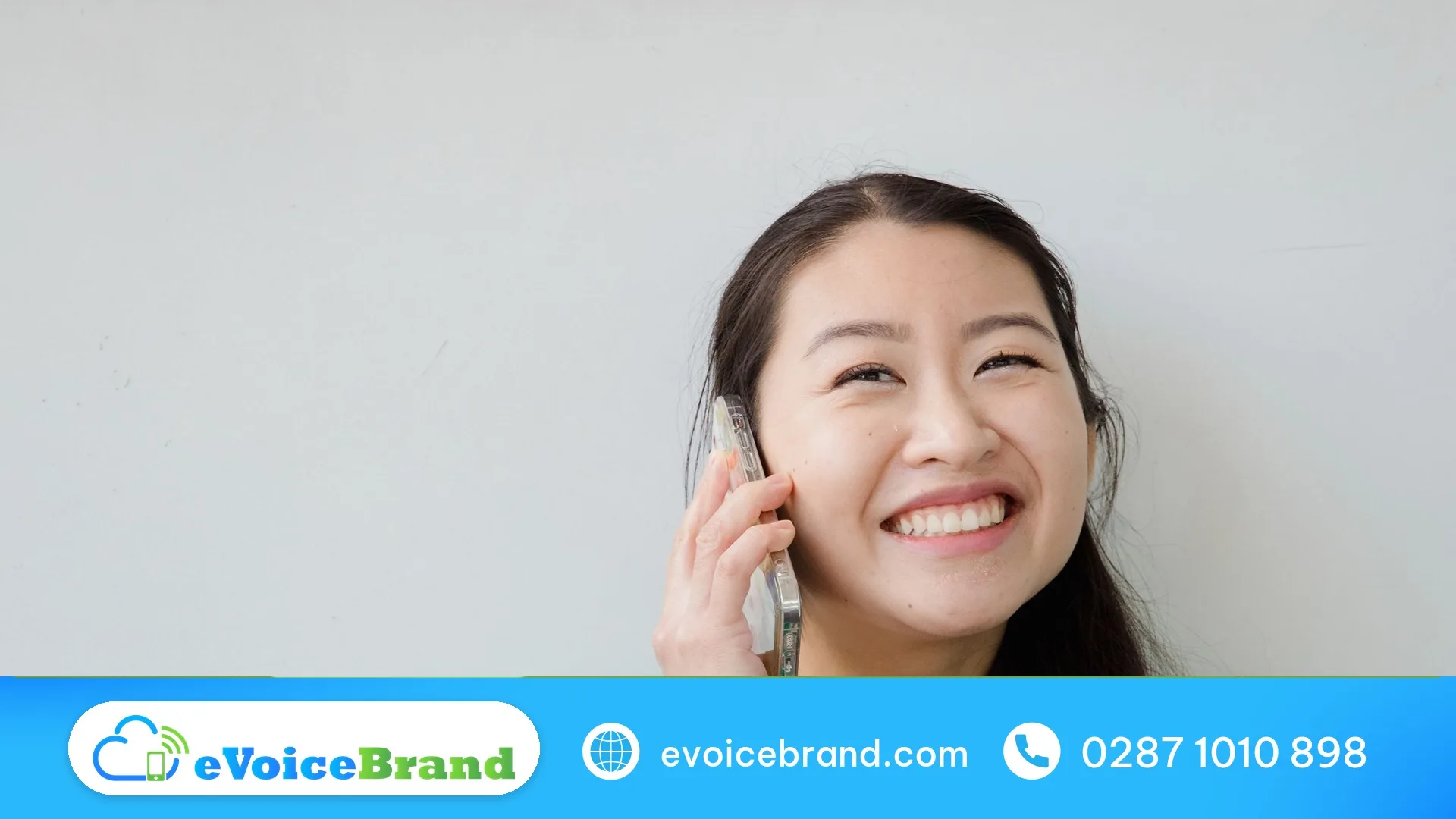 Khách hàng vui vẻ nghe máy khi biết thương hiệu đang gọi