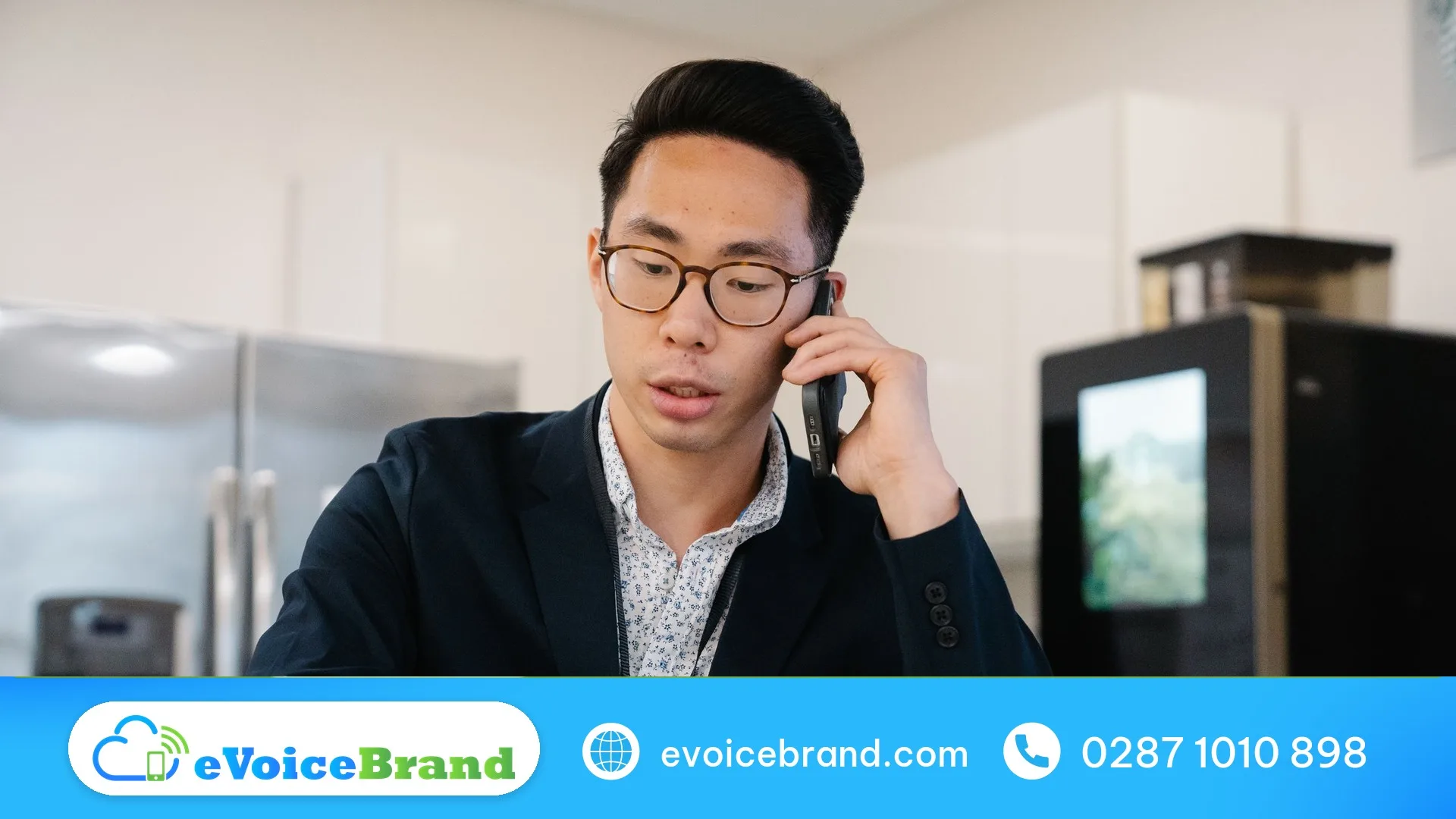 Nhân viên kinh doanh gọi lại cho khách doanh nghiệp theo lịch hẹn và ghi chú