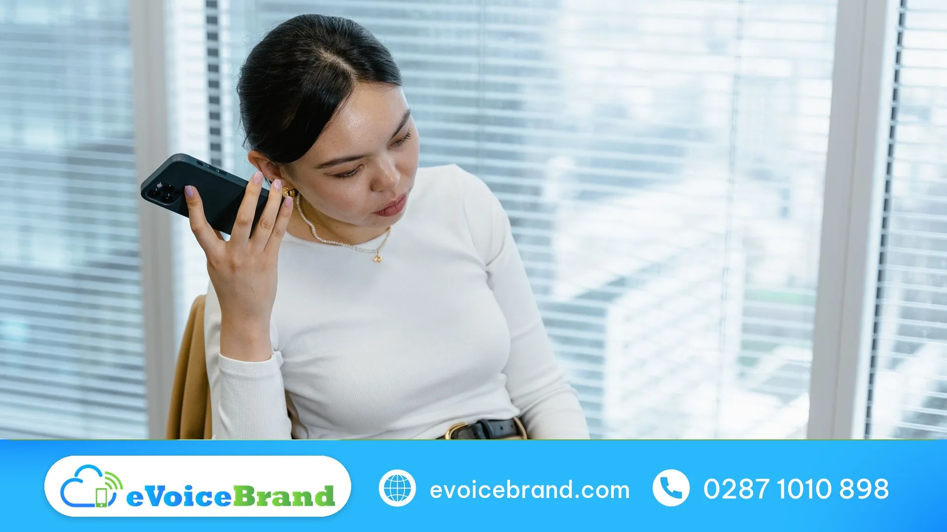Người phụ trách mua hàng của doanh nghiệp nhận cuộc gọi tại văn phòng