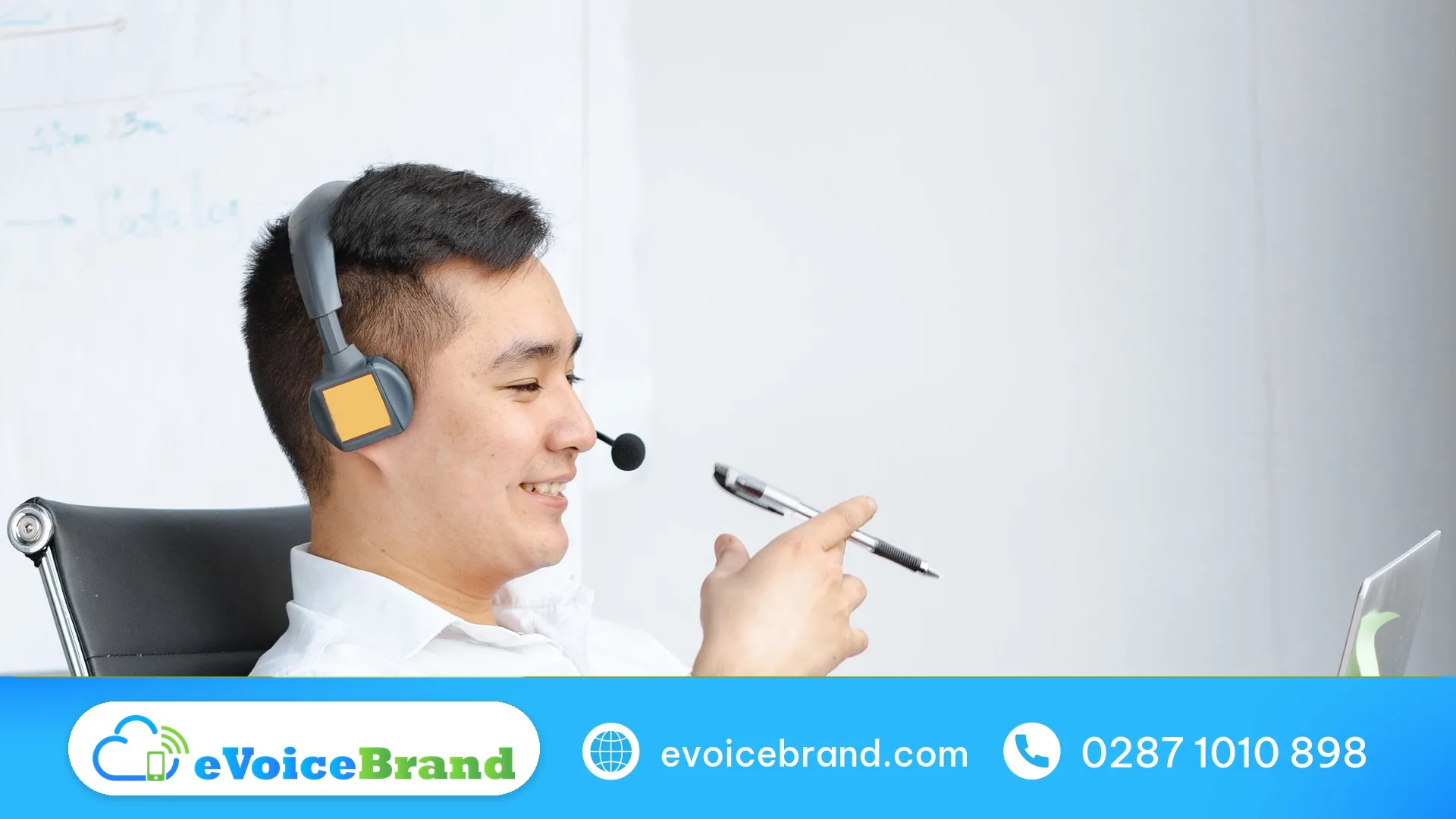 Nhân viên kinh doanh đeo tai nghe gọi lại cho khách hàng tiềm năng
